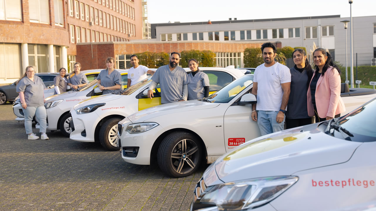 Die Flotte von Beste Pflege GmbH, geparkt vor dem Firmensitz. Sonst unterwegs in Düsseldorf, Neuss und Umgebung.